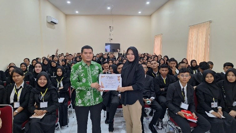Bapak Asril MKM., M.KKK membahas tentang Pentingnya Kesadaran Keselamatan Kesehatan Kerja dan Lingkungan Kerja di acara PKKMB UAB