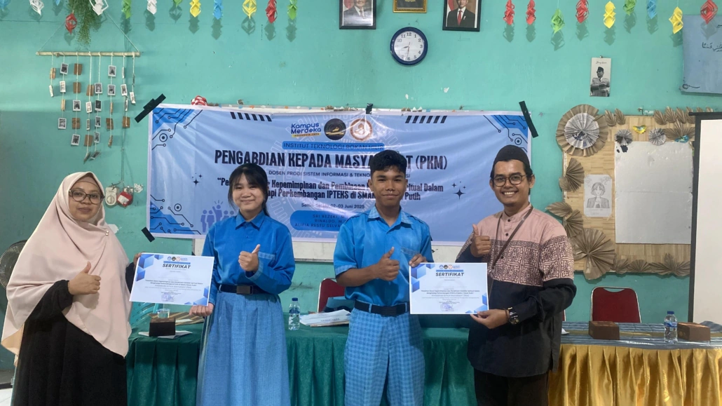 Siswa SMA N 2 Tanah Putih Terima Sertifikat Usai Ikuti Pelatihan Kepemimpinan dan Karakter Spiritual