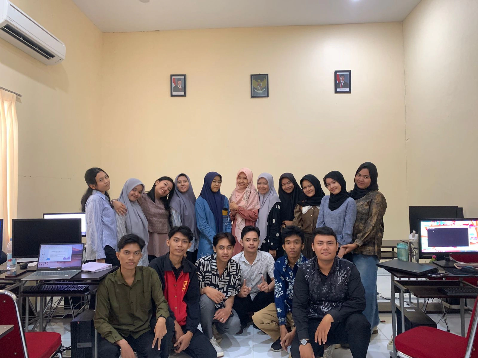 Momen Kebersamaan Mahasiswa Informatika dan Dosen Sisi Hendriani S.Kom Di Pengunjung Kelas Algoritma Pemograman