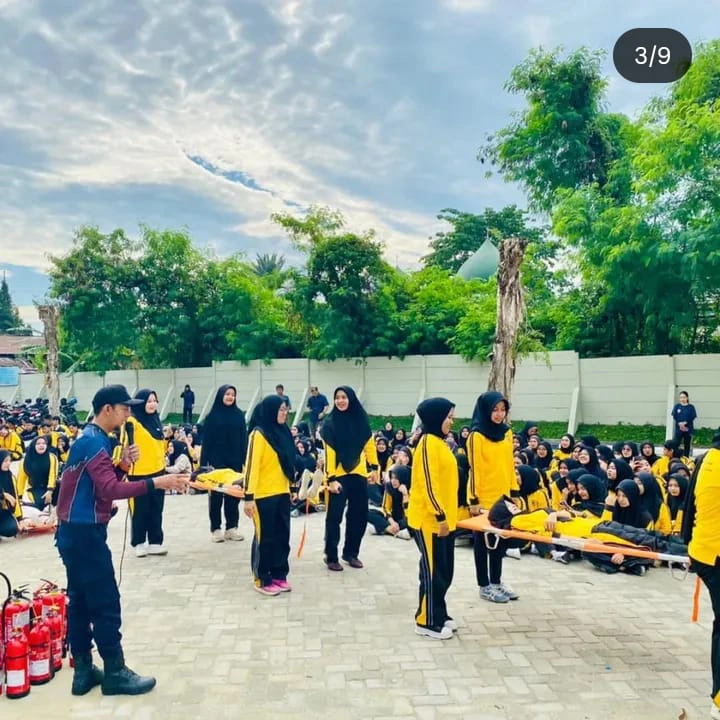 PELATIHAN SIMULASI KEBAKARAN UNIVERSITAS AWAL BROS