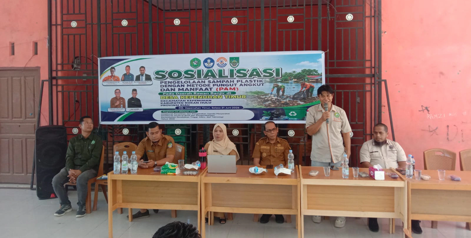 Atasi Masalah Banjir dan Lingkungan, Tim Pengabdian UPP Gelar Sosialisasi Pengelolaan Sampah Plastik Metode PAM di Desa Kepenuhan Timur