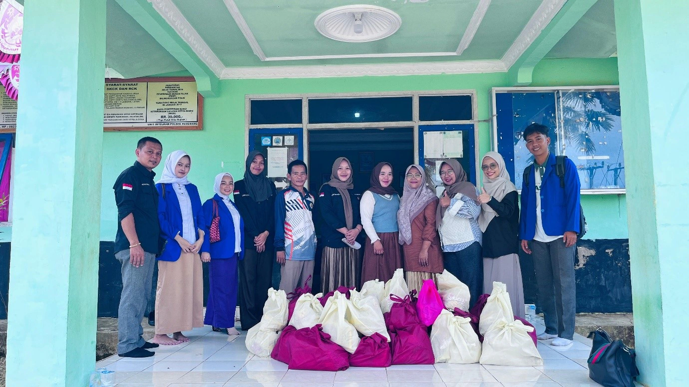 BEM STIKes Merangin Salurkan Bantuan Sosial bagi Korban Banjir di Desa Pulau Bayur