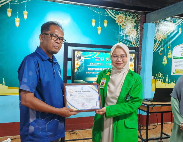 Harumkan UPP di Kancah Internasional, Mahasiswa Pendidikan Bahasa Inggris FKIP Dampingi Siswa Thailand Raih Medali Emas Storytelling